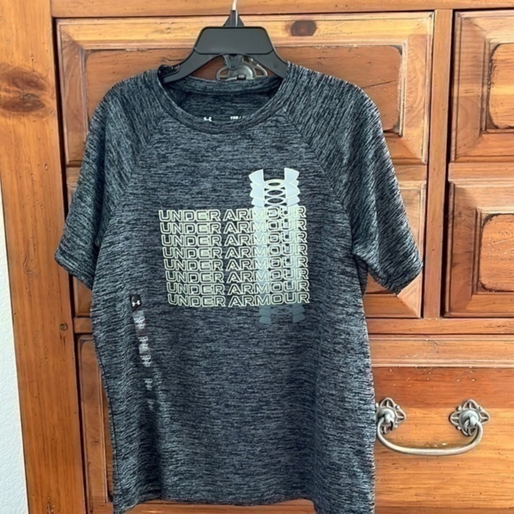 NWT Under Armour Boy’s Gray Tee Size Youth Small